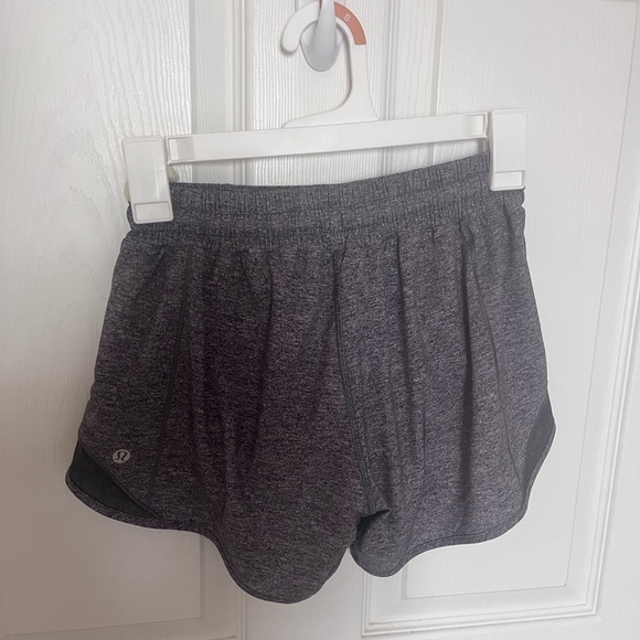 LULULEMON HOTTY HOT SHORTS SIZE 4 - Picture 3 of 3
